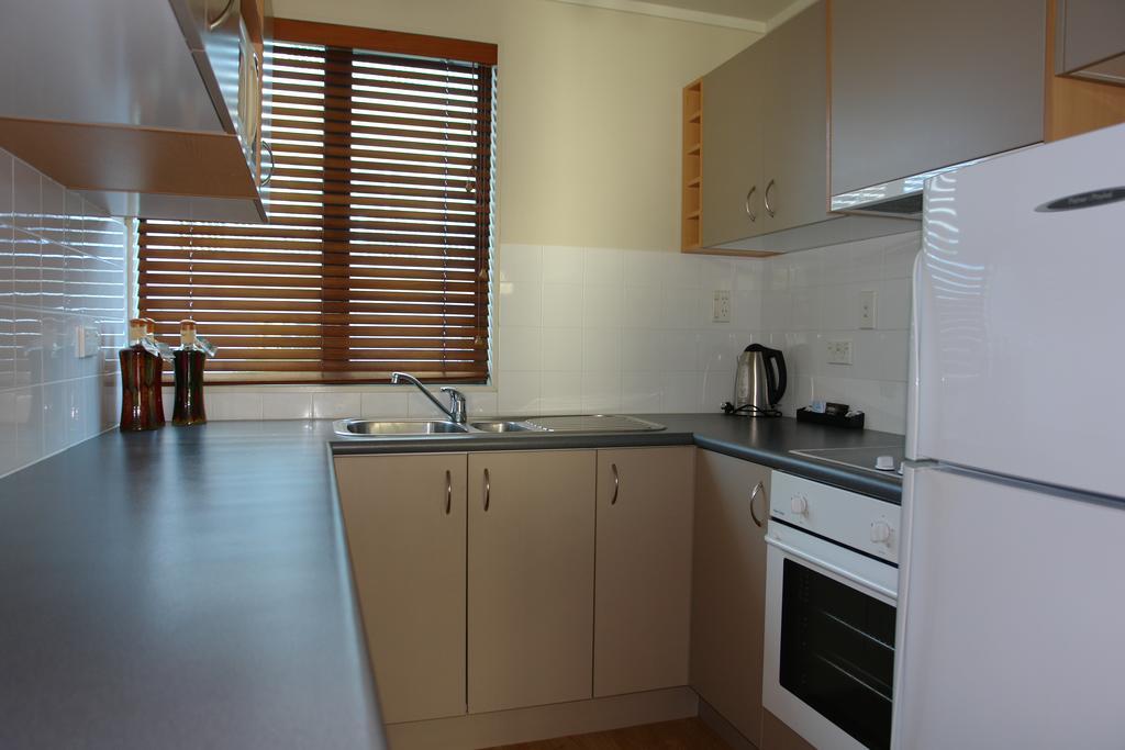 Capri On Pilot Bay Apartment Mount Maunganui Room photo